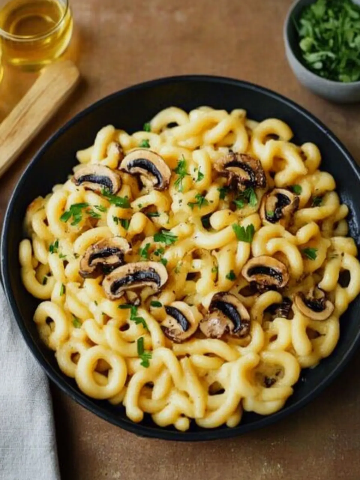 Spätzle-Pfanne mit Pilzen und Röstzwiebeln